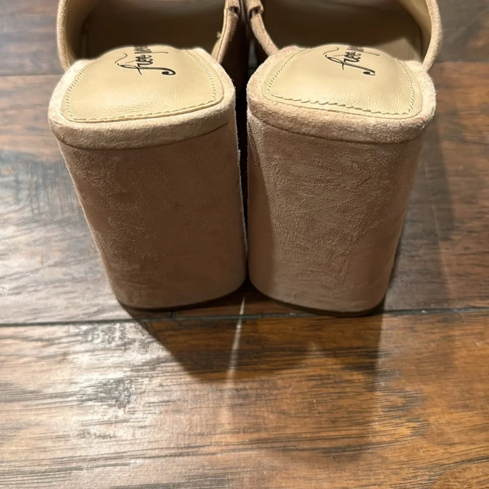 NEW! Free People Pearl Sand Margo Platform Sandal -  Size 39EU/9US ✈️